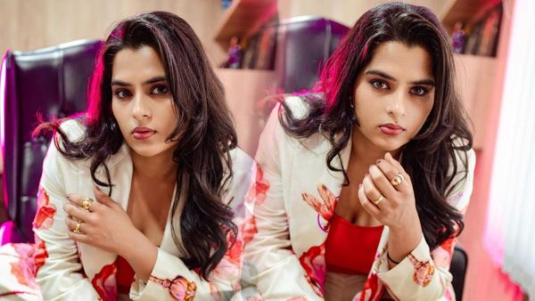 రెచ్చిపోయిన కావ్య పాప..ఆ పార్ట్‌ను చూపిస్తూ హాట్ ఫోజులు