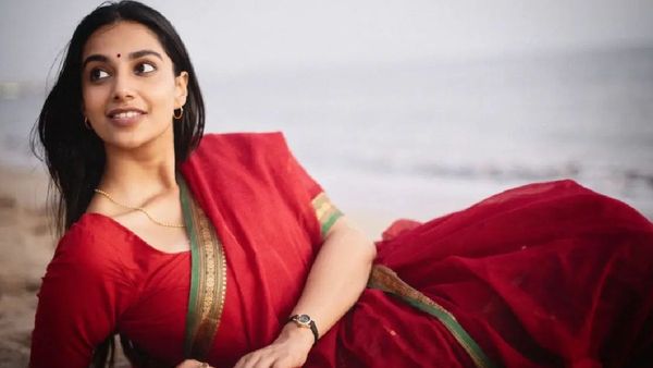 బీచ్‌లో వయ్యారంగా పడుకుని మరీ ఇలా టెంప్ట్ చేస్తుందేంటి..!