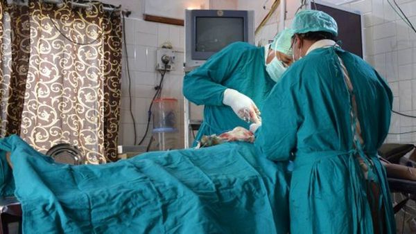 చీక‌ట్లో సిజేరియ‌న్‌.. విక‌టించిన వైద్యం.. త‌ల్లిబిడ్డ మృతి..