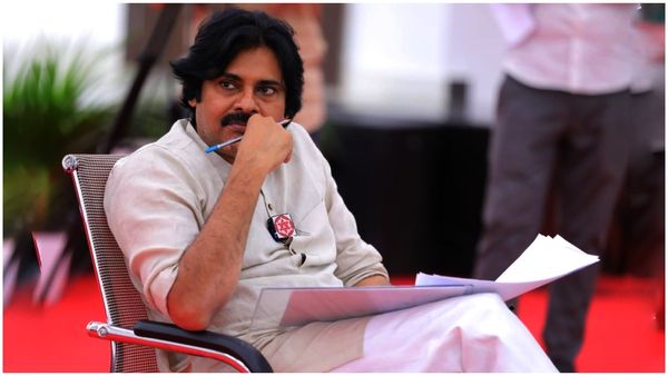 పోలింగ్ వేళ వైసీపీ చేతికి పవన్ అస్త్రం...!!