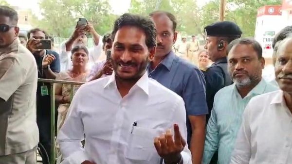 ఓటు వేసిన వైఎస్ జగన్: సడలని ధీమా