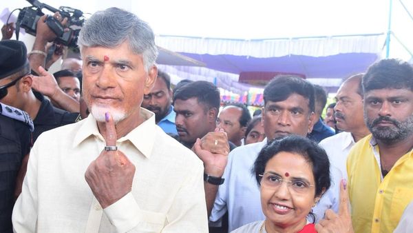 ఎన్నికల వార్ రూమ్ లో చంద్రబాబు - సీరియస్..!!