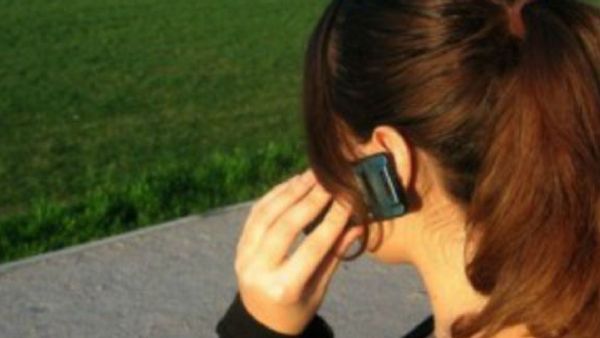 ఘోరంః ఫోన్ మాట్లాడొద్దు అన్నందుకు.. అన్న‌ను న‌రికి చంపేసిన బాలిక‌