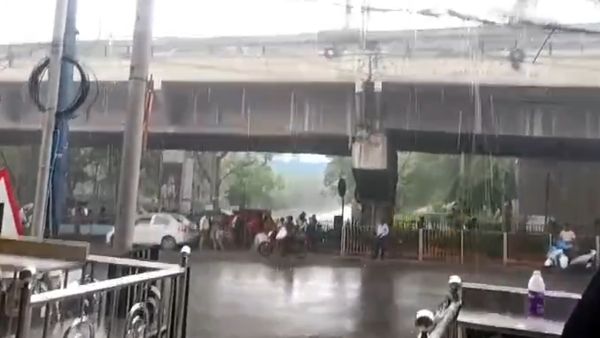 హైదరాబాద్ తోపాటు జిల్లాల్లో వర్షాలు: పిడుగుపాటుకు ముగ్గురు మృతి