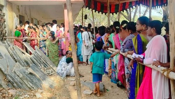 పోటెత్తుతున్న ఓటర్లు - ఎవరికి అనుకూలం..!!