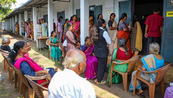 పోలింగ్ కేంద్రానికి వీటిని తీసుకెళ్లొద్దు..!