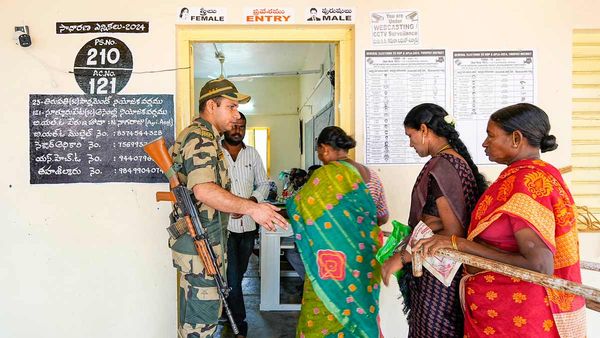 కొనసాగుతున్న క్యూ లైన్లు, పోలింగ్ శాతం - పార్టీల్లో కొత్త టెన్షన్..!!