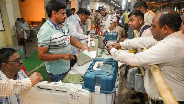 దేశ వ్యాప్తంగా 96 లోక్‌సభ స్థానాలకు ముగిసిన పోలింగ్: ఓటింగ్ శాతం ఎంతంటే?