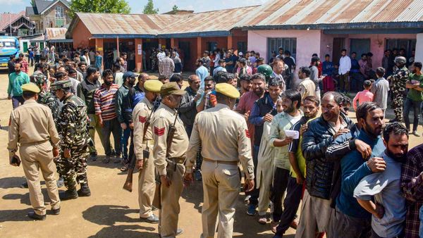 లోక్‌సభ ఐదో దశ పోలింగ్ ప్రశాంతం: ఓటేసిన ప్రముఖులు, 57.47 శాతం పోలింగ్