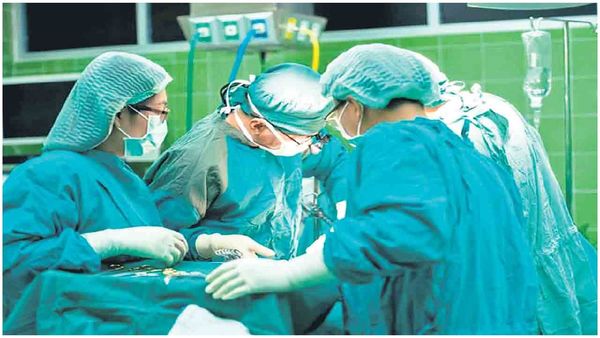 వైద్యుని నిర్ల‌క్ష్యం.. వేలికి బదులుగా చిన్నారి నాలుక‌కు సర్జ‌రీ!