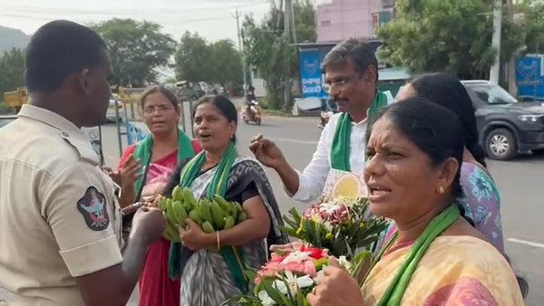 జగన్‌కు పండ్లు, మిఠాయిలు తీసుకువెళ్లిన అమరావతి రైతులు