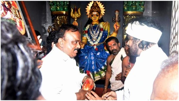 ఎన్నికల్లో ఘనవిజయం .. ఏపీలో అధికారం.. నూకాంబికా అమ్మవారి మొక్కు తీర్చుకున్న పవన్ కళ్యాణ్