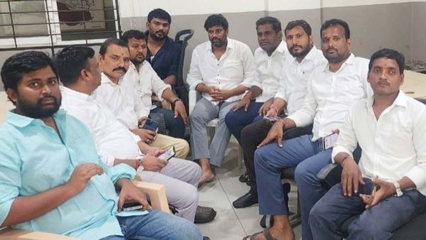 పోచారం ఇంట్లోకి దూసుకుపోయిన బీఆర్ఎస్ నేతలు.. బాల్క సుమన్ తోసహా 12మందిపై కేసులు నమోదు