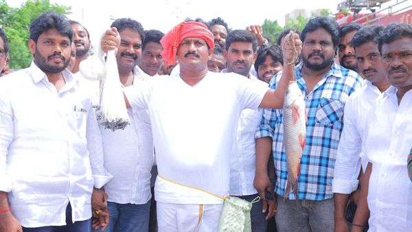 చేపల వల, సాంప్రదాయ మత్స్యకార వేషధారణలో అసెంబ్లీకి నరసాపురం ఎమ్మెల్యే