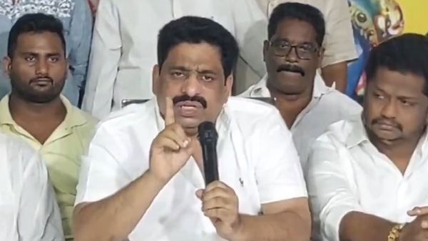 భార్యాబిడ్డలతో ఊర్లొదిలి పారిపోండి: విజయవాడకు ఎవడు వచ్చినా రాళ్లతో కొడతాం: మాస్ వార్నింగ్