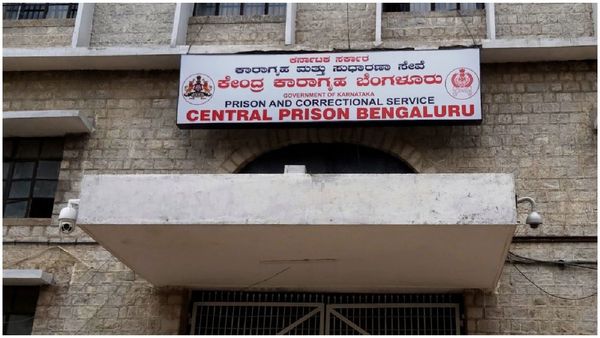 హీరో ఫ్యాన్స్ దెబ్బకు షాక్, ఆ నలుగురు వేరే జైలుకు షిఫ్ట్, హీరో పేరు చెప్పేశారని భయం 