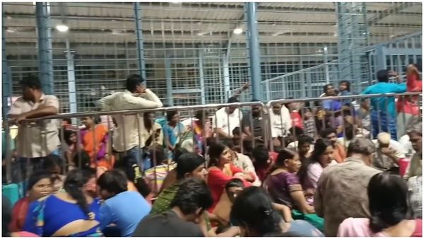 శ్రీవారి టోకెన్ల కోసం గంటలకొద్దీ భక్తులు పడిగాపులు 