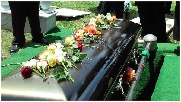 ఆస్తికోసం భ‌ర్త అంత్య‌క్రియ‌ల‌ను ఆపేసిన భార్య‌..!