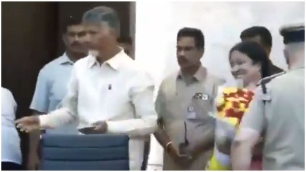 చంద్రబాబు తొలి వేటు శ్రీలక్ష్మిపైనే: ఆ ఐపీఎస్‌కూ నో అపాయింట్‌మెంట్