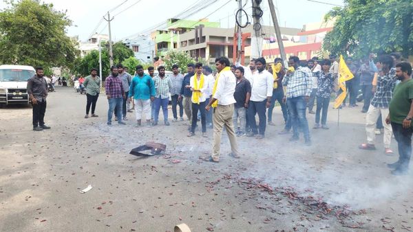 కొడాలీ.. రాజకీయ సన్యాసం ఎప్పుడు ? ఇంటిపైకి దూసుకెళ్లిన టీడీపీ.! గుడివాడలో ఉద్రిక్తత..!