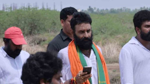 కొడాలి నానిపై కేసు నమోదు..వైసీపీ కార్యాలయంపై టీడీపీ జెండాలు