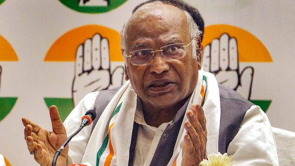 పొరబాటున ఎన్డీయే సర్కార్-ఏ క్షణమైనా కూలిపోవచ్చన్న ఖర్గే..!