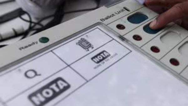 చంద్రబాబు సొంత జిల్లాలో షాక్, బాబు, పెద్దిరెడ్డి, రోజా ఊరిలో వేలలో నోటా ఓట్లు, గుద్దేశారు!