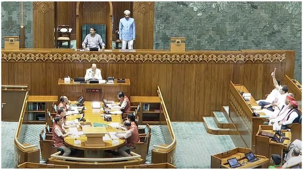 Parliament Live: తొలిరోజే రాజ్యాంగం కాపీలతో విపక్షం రచ్చ-మోడీకి సభలో బుక్ చూపిస్తూ రాహుల్..!