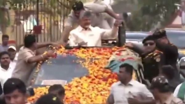 ఏపీ సచివాలయంలో సీఎంగా బాధ్యతలు స్వీకరించిన చంద్రబాబు.. టన్నులకొద్దీ పూలతో అమరావతి రైతుల ఘనస్వాగతం!!