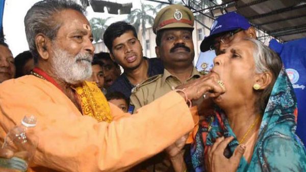 బత్తిని సోదరుల చేప ప్రసాదం పంపిణీలో తోపులాట.. విషాదం; ఒకరు మృతి!!