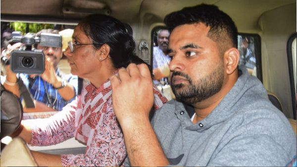 సెక్స్ స్కాండల్ కేసు, విదేశాల్లో ప్రజ్వల్ కు సహాయం చేసిన యువతి ఎవరు ?, నోటీసులు !