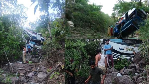 యాత్రికుల బస్సుపై ఉగ్ర కాల్పులు: లోయలో పడి 10 మంది మృతి, 30 మందికిపైగా గాయాలు