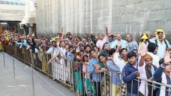 Tirumala: తిరుమలలో భారీగా పెరిగిన భక్తుల రద్దీ.. దర్శనానికి 36 గంటల సమయం..!