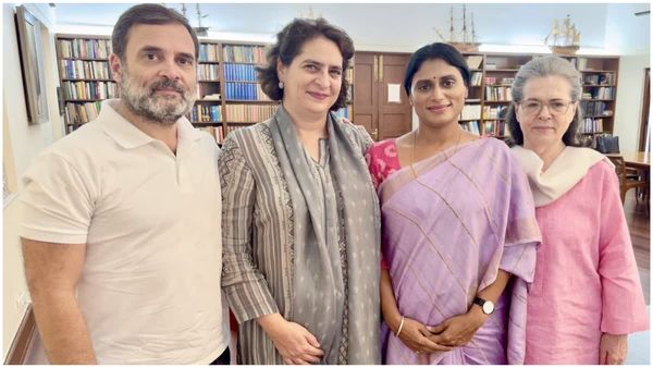 సోనియా, రాహుల్, ప్రియాంకలను కలిసిన వైఎస్ షర్మిల: ఏమన్నారంటే?