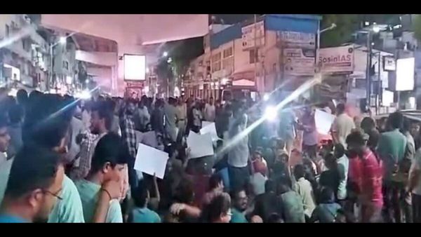 అశోక్‌నగర్‌లో నిరుద్యోగుల భారీ నిరసన: సొమ్మసిల్లిన యువతి, హరీశ్ హెచ్చరిక