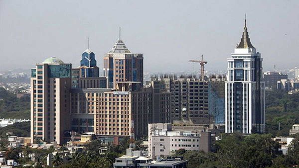 ఐటీ హబ్ లో ఒక్క కేసులో పేరు డిలీట్, రూ. 55 లక్షలు లంచం, ఆ కేసు ఏదంటే?