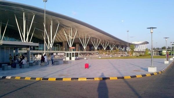 బ్యాడ్ బాయ్ ఫ్రెండ్, ఎయిర్ పోర్టులో రచ్చరచ్చ చేసిన గర్ల్ ఫ్రెండ్, బాంబులు