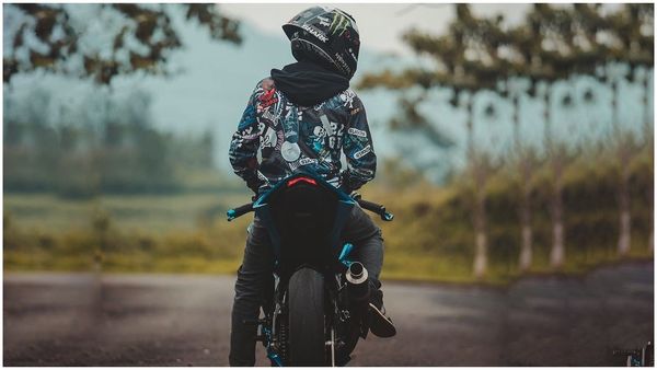 ఫేమస్ కాలేజ్ అమ్మాయిల ముందు ప్యాంట్ జిప్ విప్పేసి ?, బైక్ నెంబర్ మూసేసి !