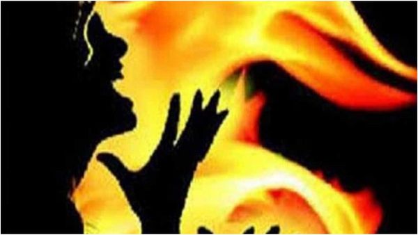 పోలీస్ స్టేషన్ ముందు తల్లికి నిప్పంటించి వీడియో తీసిన శాడిస్టు కొడుకు, మ్యాటర్ మాత్రం ?