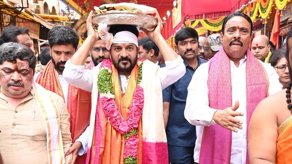 CM Revanth Reddy: ఉజ్జయిని మహంకాళి అమ్మవారిని దర్శించుకున్న సీఎం రేవంత్ రెడ్డి..