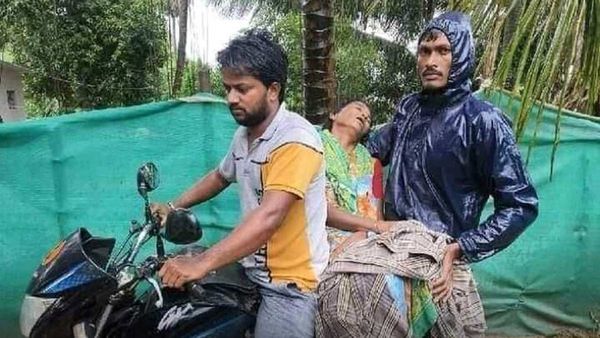 ఏపీలో ఘోరం: బైక్‌పై తల్లి మృతదేహం: 108కు రిపేర్లు