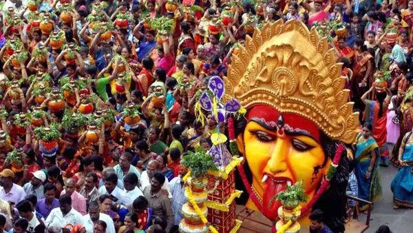 గోల్కొండ బోనాలకు సర్వం సిద్ధం: ఈ ప్రాంతాల నుంచి స్పెషల్ సిటీ బస్సులు