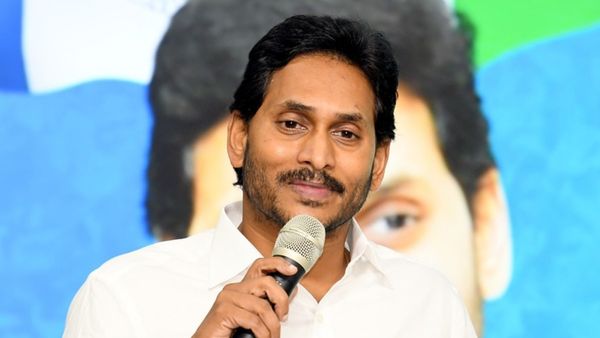  ఏపీ గవర్నర్‌ను కలిసిన జగన్: చంద్రబాబు సర్కారుపై ఫిర్యాదు