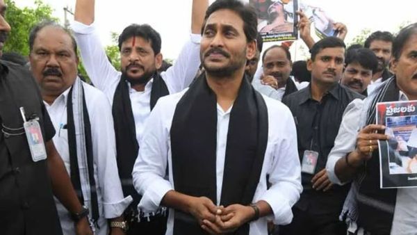 ఢిల్లీలో ధర్నా సమయంలో జగన్ కీలక నిర్ణయం..!