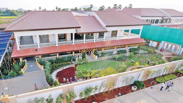జగన్ మా ఇల్లు ఆక్రమించుకోలేదు! జరిగిందిదే..! టీడీపీ నేత క్లారిటీ..!