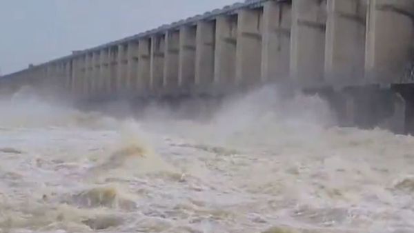 అక్కడ గేట్లు ఎత్తివేత- శ్రీశైలానికి వరద