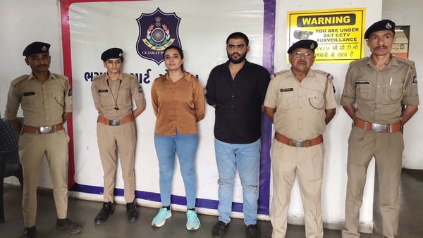 కారులోనే బాయ్ ఫ్రెండ్ తో కలిసి సీఐడీ లేడీ పోలీసు ?, చెక్ పోస్టులో అడ్డంగా చిక్కిపోయింది