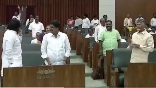  పవన్ తో సహా కేసులున్న ఎమ్మెల్యేలను నిల్చోబెట్టిన చంద్రబాబు!!