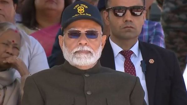 పాకిస్తాన్‌ బోర్డర్‌లో మోదీ: స్ట్రాంగ్ వార్నింగ్