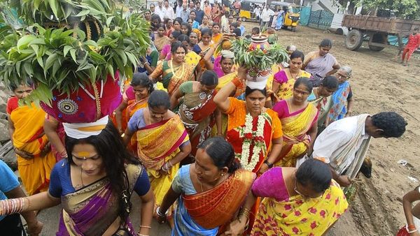 భాగ్యనగరంలో బోనాల సందడి: గోల్కొండ జగదాంబిక అమ్మవారికి తొలి బోనం